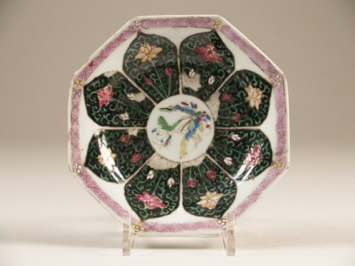 Bord, achthoekig, met decor van vlinders,bladvormige vakken met een bloempatroon, famille rose en lakmoes